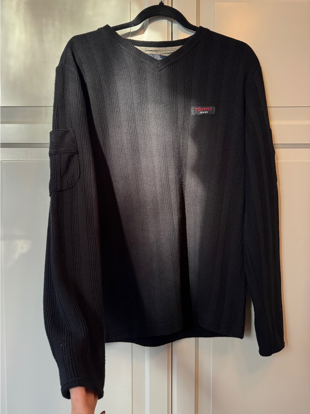 Y2k Tommy Hilfiger Men's Black Ribbed V-Neck Pullover with Chest Logo - size M